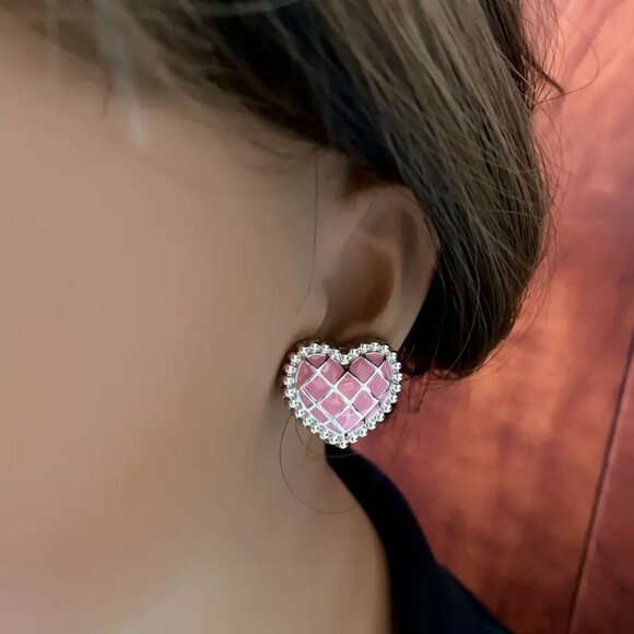Vintage Elegant Heart Stud Earrings - Picture 2 of 3